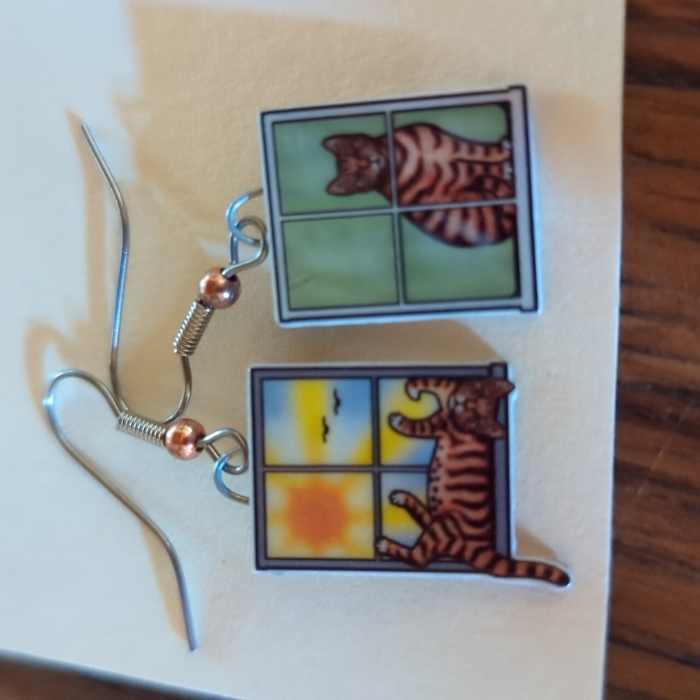 Jabebo Cat in a Window Mismatched Earrings. Like New!